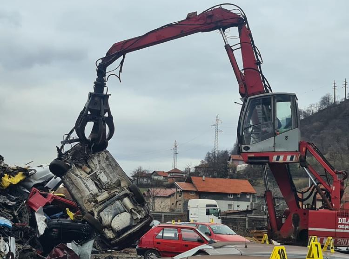 Zenica: Uništeno 25 vozila koja su oduzeta od prekršilaca saobraćajnih propisa 